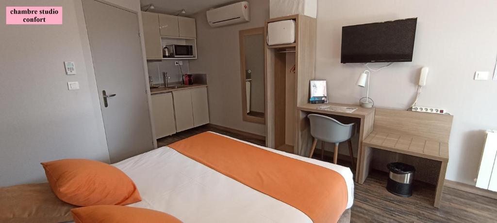 Kuchyň nebo kuchyňský kout v ubytování Hôtel Le Clos Badan