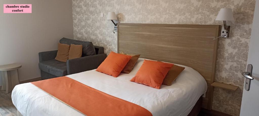 Postel nebo postele na pokoji v ubytování Hôtel Le Clos Badan