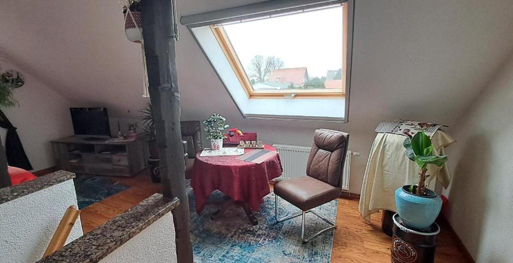 Pokój ze stołem, krzesłem i oknem w obiekcie wohnen bei Goethes w Lipsku