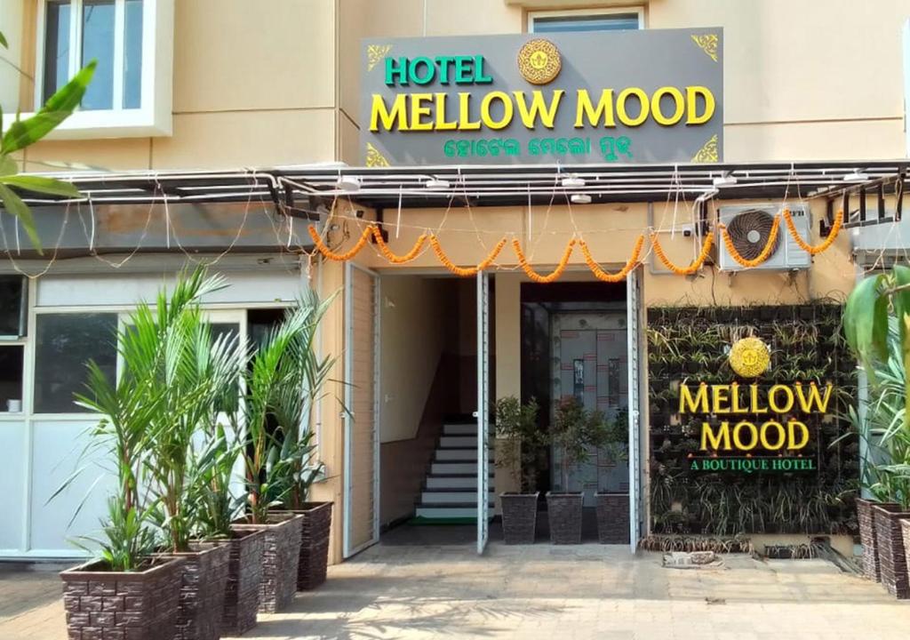 ein Hotel miow Stimmungsschild auf der Vorderseite eines Gebäudes in der Unterkunft Hotel Mellow Mood in Bhubaneshwar