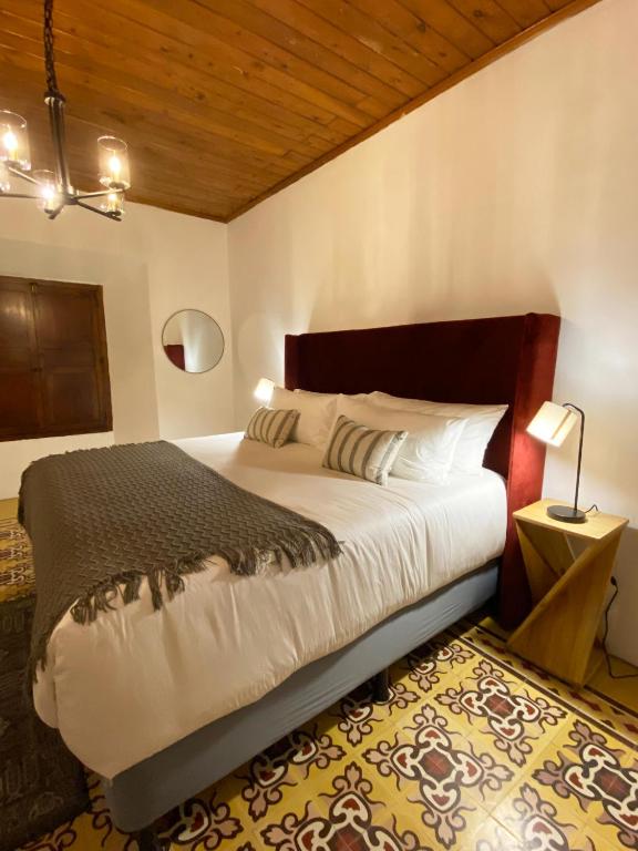 een slaapkamer met een groot bed in een kamer bij Mestizo Antigua Cortijo in Ciudad Vieja