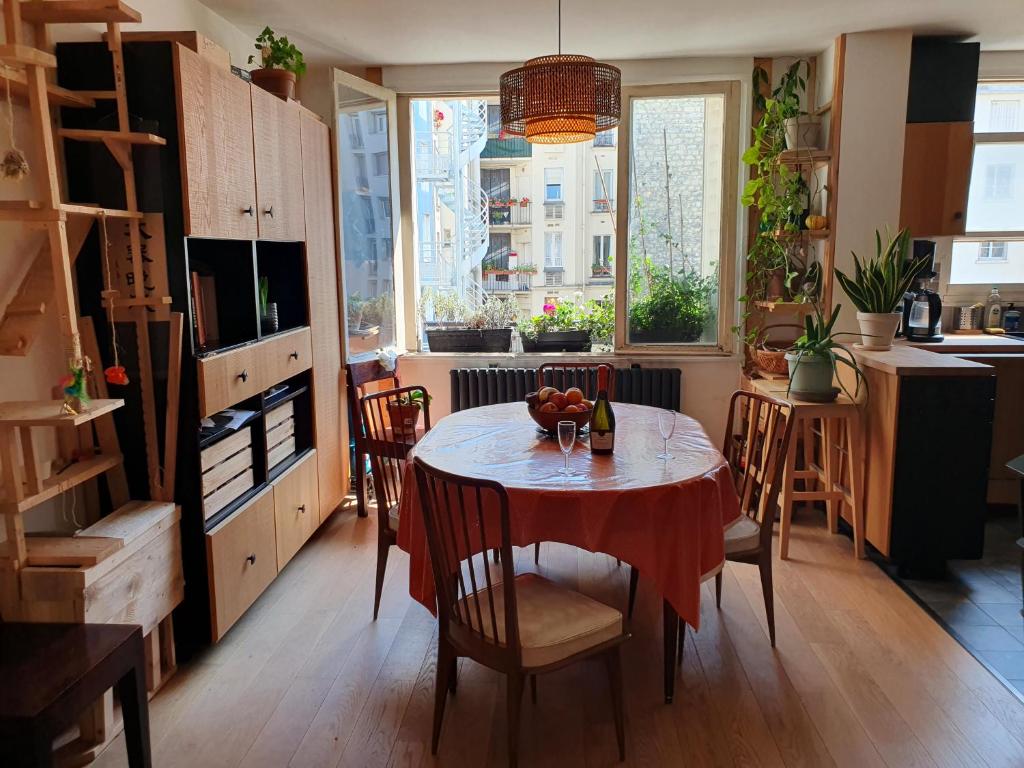 uma cozinha com uma mesa com uma toalha de mesa vermelha em Beautiful 100 m² in the Heart of Paris em Paris