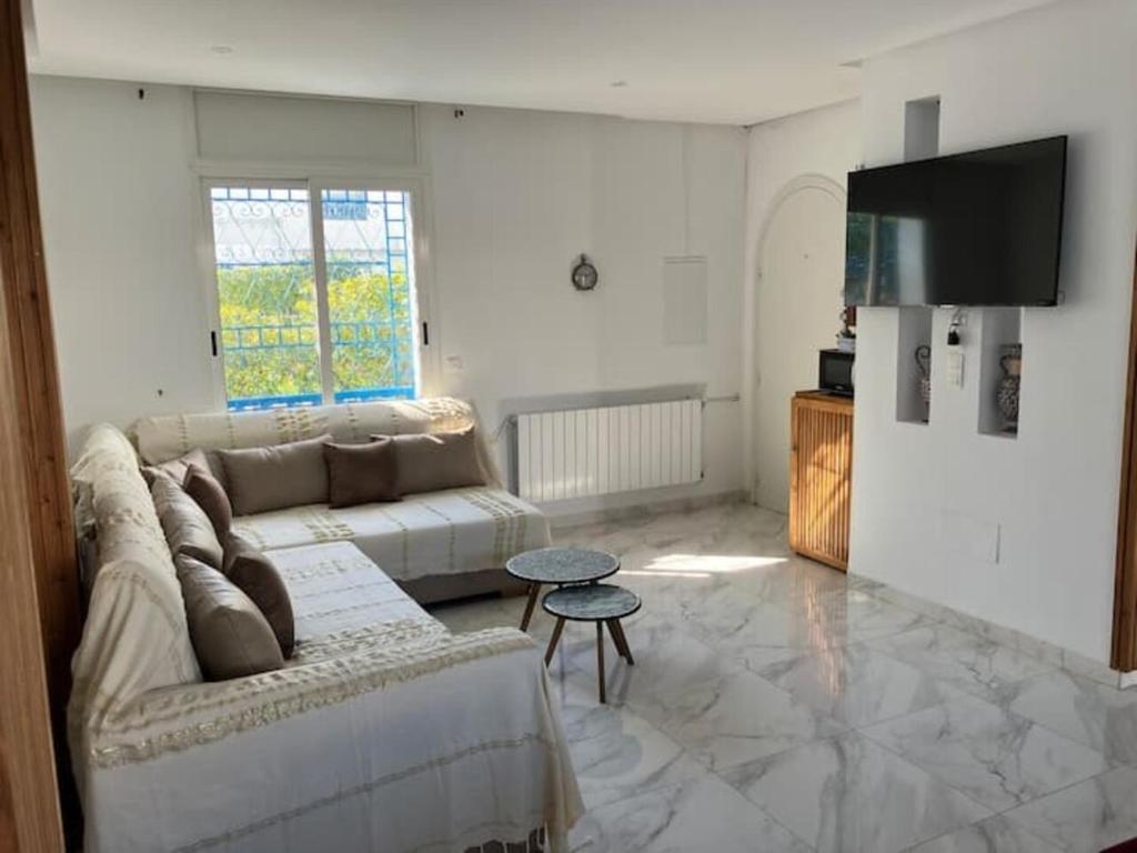 TV a/nebo společenská místnost v ubytování Charmant duplex proche de la plage des citronniers - merci de lire la partie descriptive, accompte requis -