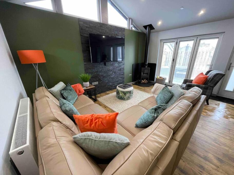 TV a/nebo společenská místnost v ubytování 2-bedroom Chalet with Log Burner