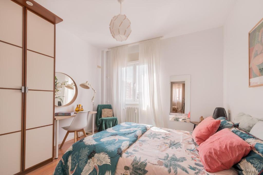 Postel nebo postele na pokoji v ubytování Cozy and Stylish Room with Natural Light and Vibrant Decor