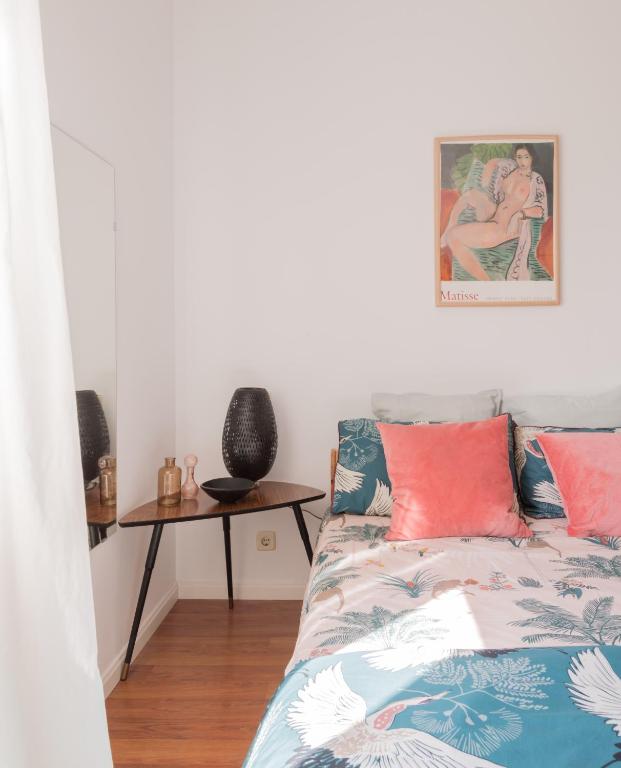 Postel nebo postele na pokoji v ubytování Cozy and Stylish Room with Natural Light and Vibrant Decor