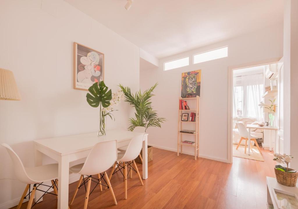 Posezení v ubytování Cozy and Stylish Room with Natural Light and Vibrant Decor