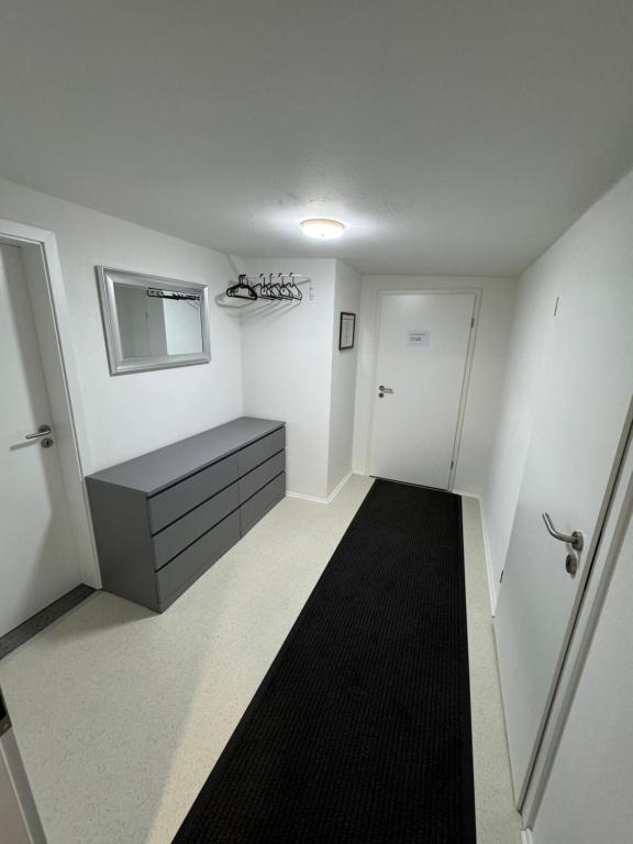 Zimmer mit einem Bad mit einem Waschbecken und einem Spiegel in der Unterkunft Tränental DG 1 in Staßfurt