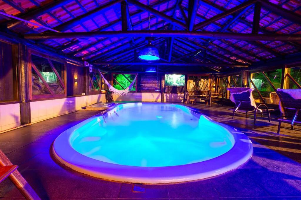 聖阿馬魯－達因佩拉特里斯的住宿－Piscina aquecida 32g, casa 3 quartos, + hidro，一座紫色灯的建筑里的大型游泳池