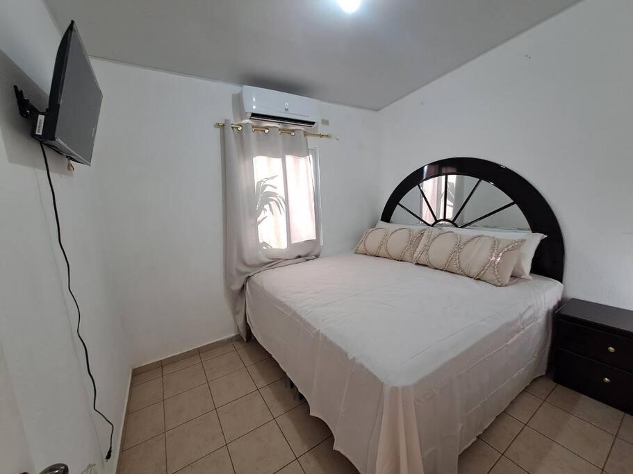 niewielka sypialnia z łóżkiem i telewizorem w obiekcie casa familiar san miguel w mieście San Miguel