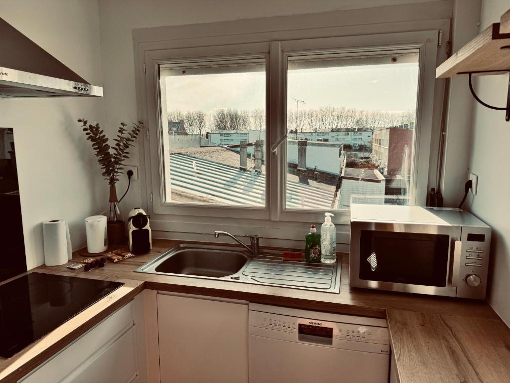 Kitchen o kitchenette sa Superbe appartement T3 rénové - Calais nord