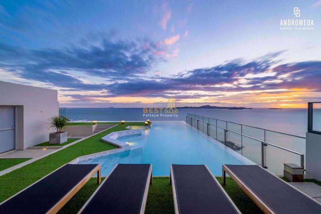 una piscina en la azotea de un edificio en Andromeda Seaview Condo Near Beach, en Pattaya South