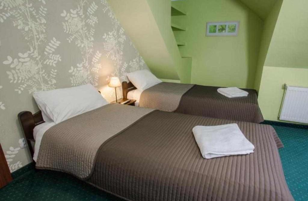 Voodi või voodid majutusasutuse ZAJAZD DROGORAD HOTEL i Restauracja toas