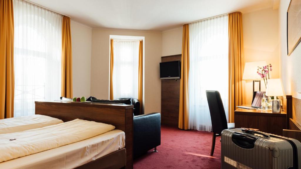 Postel nebo postele na pokoji v ubytování Arcade Hotel