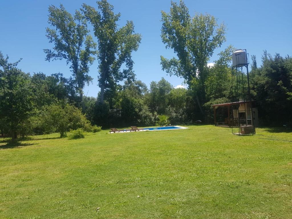 un gran campo de hierba con un aro de baloncesto en Quinta Oasis de Paz en Los Cardales en Campana