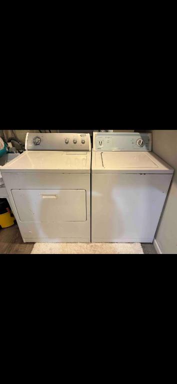 dos electrodomésticos blancos están sentados en una cocina en Modern Beach Apartment, en Long Branch