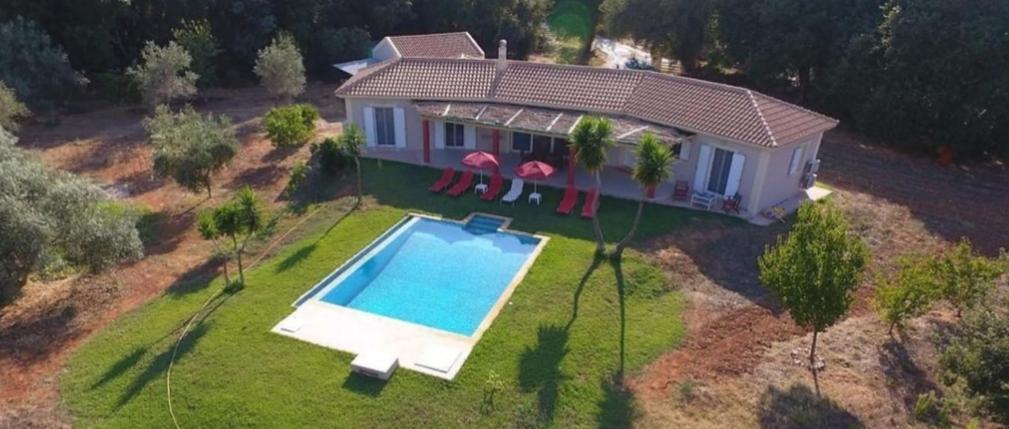 una vista aérea de una casa con piscina en Villa GalliniStella, en Spartia