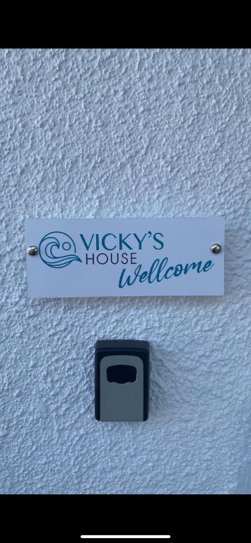een bord voor een Viking op een muur bij Vicky's house in Olympiada