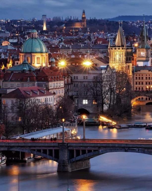 Nespecifikovaný výhled na destinaci Praha nebo výhled na město při pohledu z hotelu