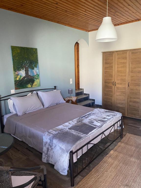 1 dormitorio con 1 cama grande en una habitación en Studios Maro en Skala Kallonis