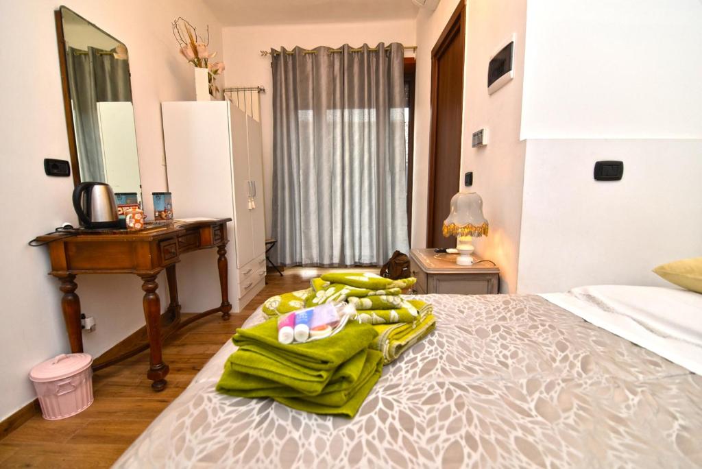Un dormitorio con una cama con una toalla verde. en stanza romantica en Brandizzo