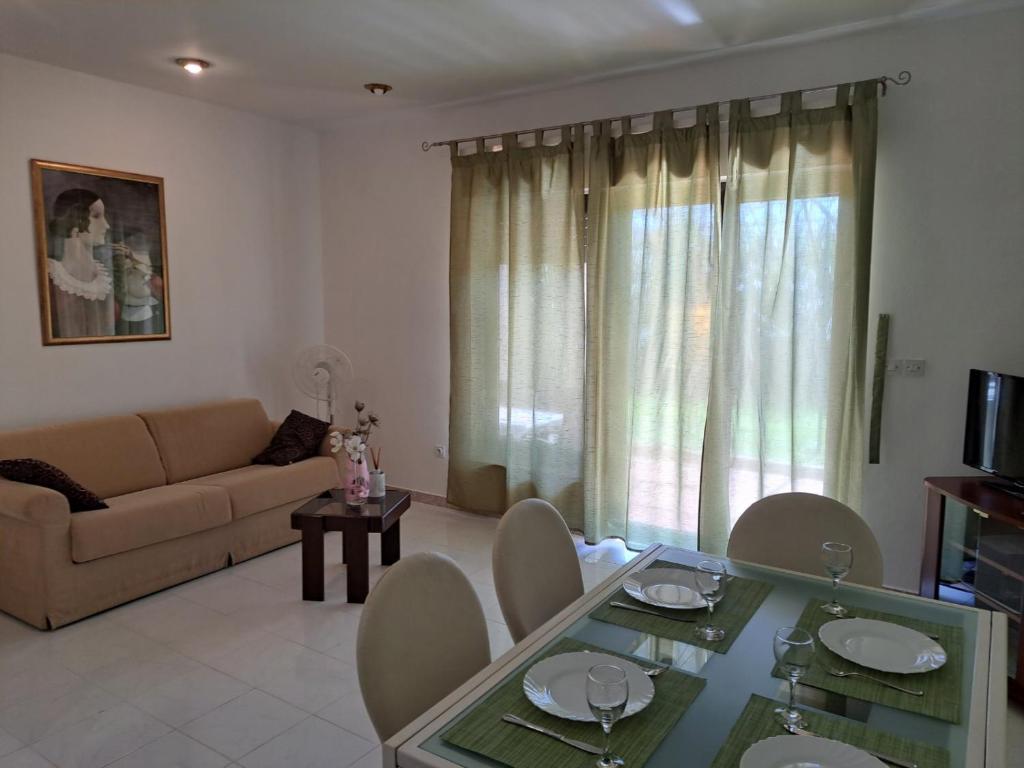 Χώρος καθιστικού στο Apartments Finera