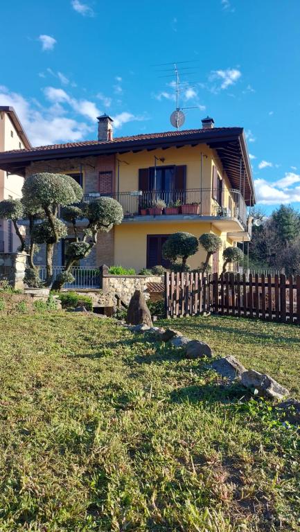 una casa con una valla delante de ella en Al Vecchio Lavatoio en Colle Brianza