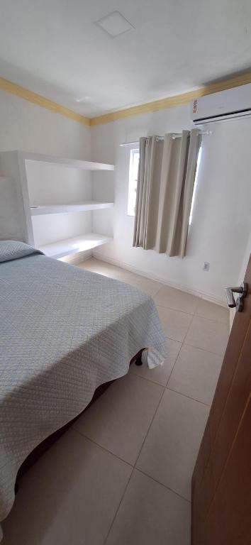 Pousada gran souza في سلفادور: غرفة نوم بها سرير ونافذة بها ستارة