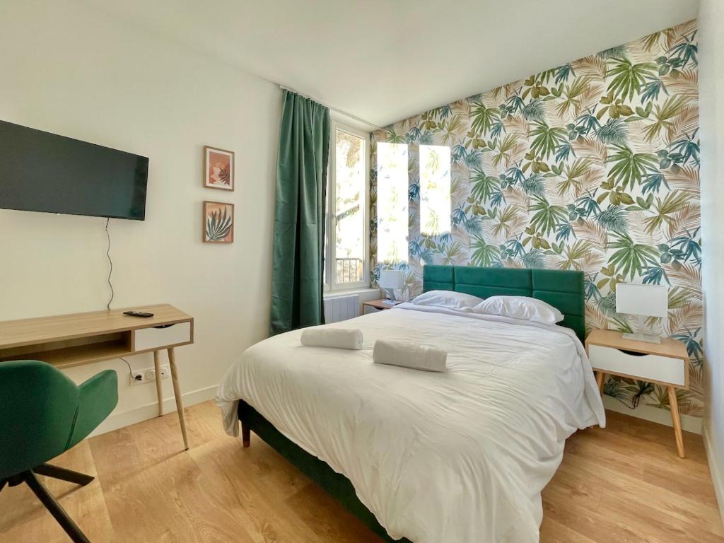 Dormitorio con cama, escritorio y TV en Le TerraVerde - SOnights, en Château-du-Loir