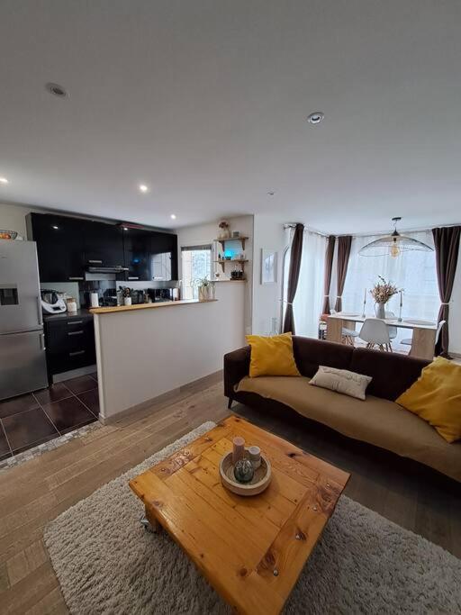 un salon avec un canapé et une table dans l'établissement Appartement cosy à Créteil., à Créteil