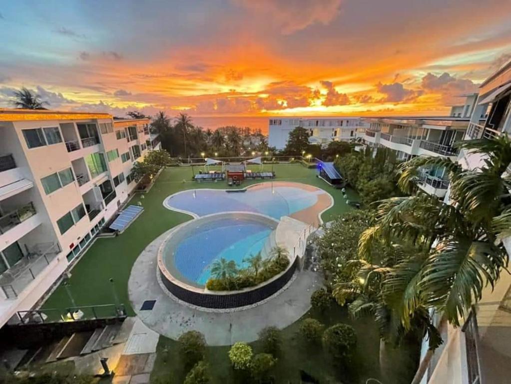 uma vista superior de uma piscina num resort em Seaview Apartments - Karon Beach em Ka Rorn