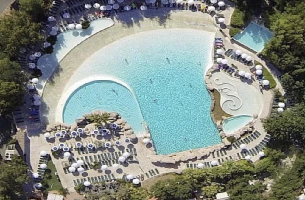 une vue aérienne d'une piscine dans un complexe hôtelier dans l'établissement One Palm, à Grimaud