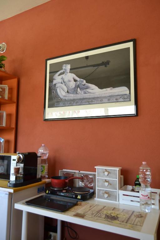 a picture of a statue on a wall above a counter at LunaBed Roma - Affitti brevi in Rome