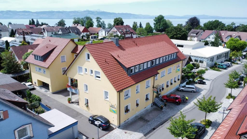 eine Luftansicht einer Kleinstadt mit Häusern in der Unterkunft Hotel Seehalde in Nonnenhorn