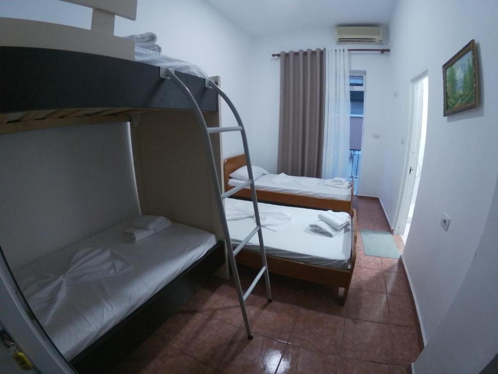 um quarto de beliche com 2 beliches em Casa Mia Economy Condos em Sarandë