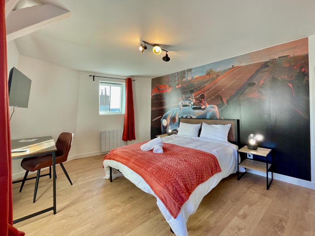 - une chambre avec un grand lit orné d'une peinture murale dans l'établissement Légendes de la piste - SOnights, à Château-du-Loir