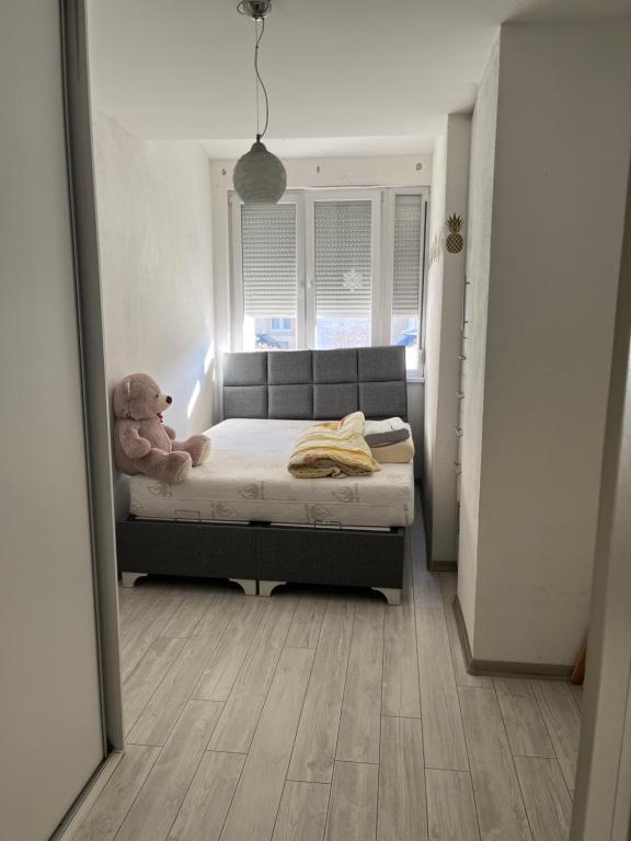 een teddybeer op een bed in een slaapkamer bij Apartment Studio in Konjic