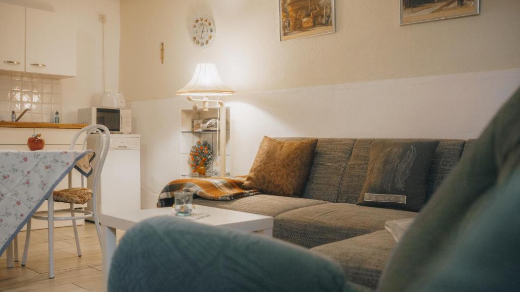 ein Wohnzimmer mit einem Sofa und einem Tisch in der Unterkunft Sylvias Ferienwohnung Nr.4 (Souterrain) in Görlitz