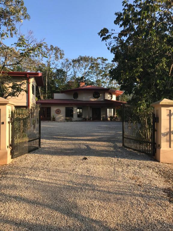 Το κτήριο όπου στεγάζεται  η βίλα