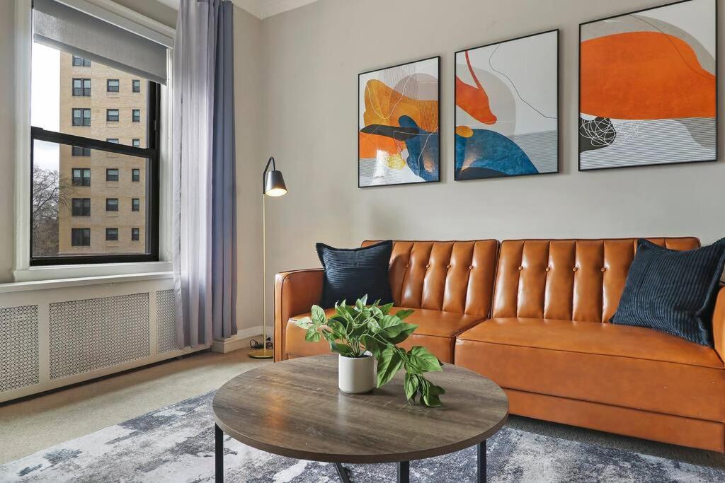 sala de estar con sofá y mesa en 1BR Calm, Cozy & Furnished Apt in Hyde Park - Windermere 402, en Chicago
