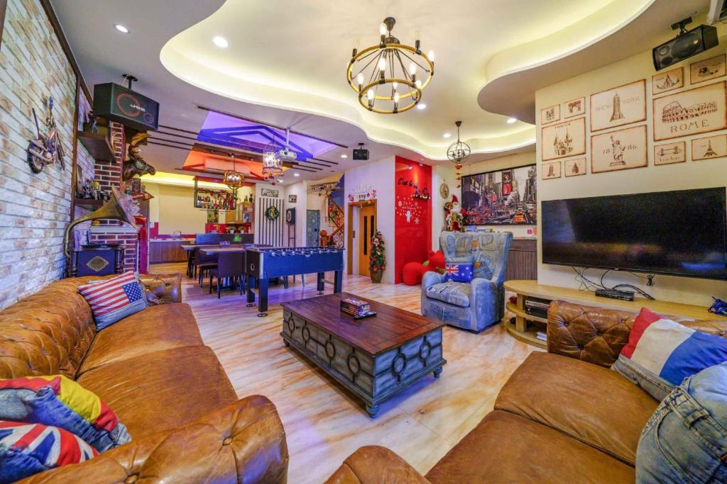 a large living room with couches and a tv at 宜蘭幸福8號主題寵物友善民宿 in Wujie