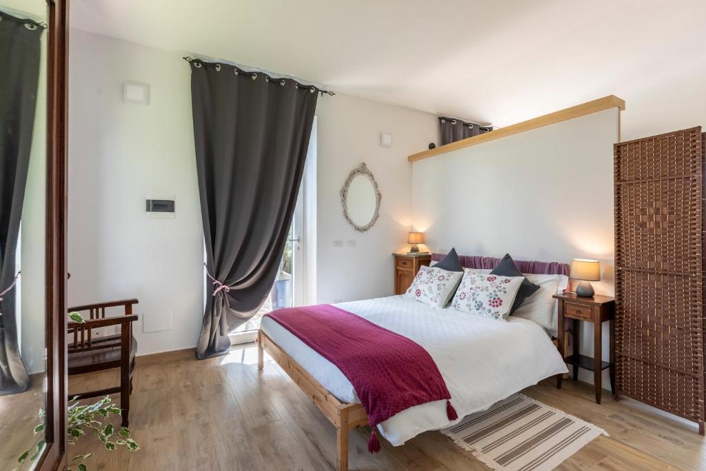 een slaapkamer met een groot bed en een raam bij B&B Agriturismo La Casetta di Ben in Viterbo