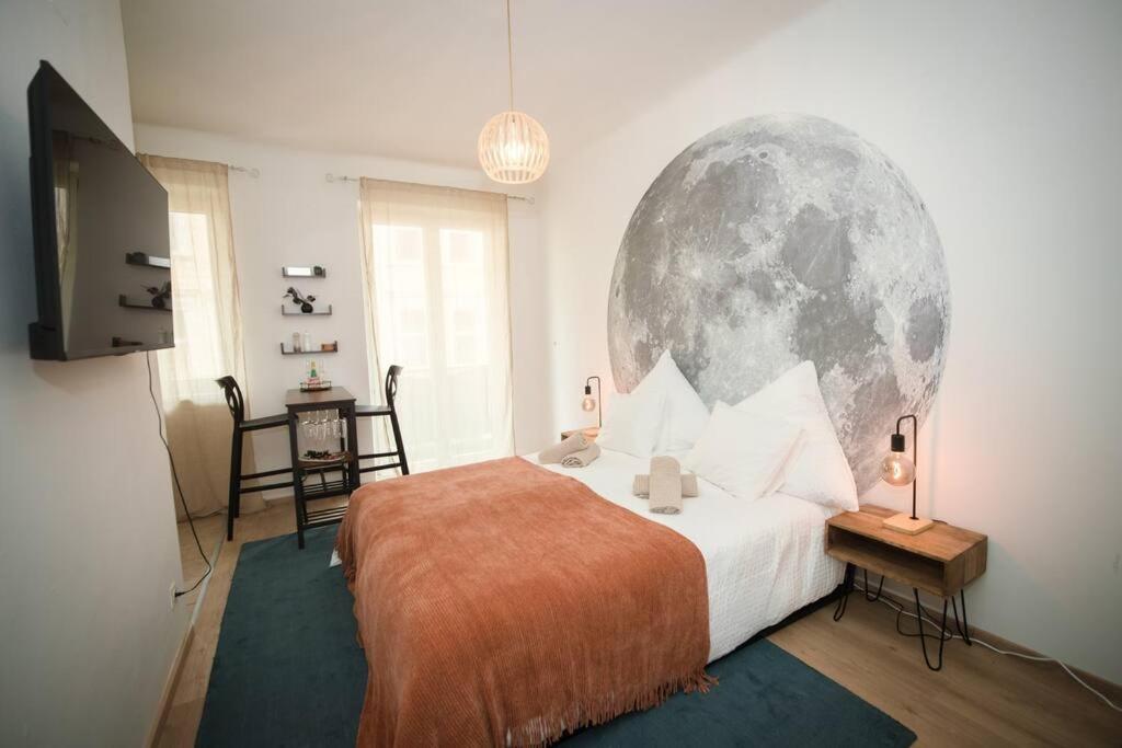 een slaapkamer met een grote maanmuurschildering aan de muur bij Cozy City Apartments in center K19 in Wenen