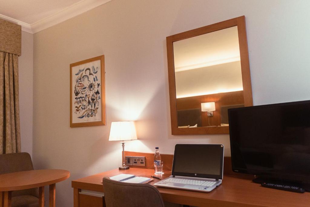 Μια τηλεόραση ή/και κέντρο ψυχαγωγίας στο Uppercross House Hotel