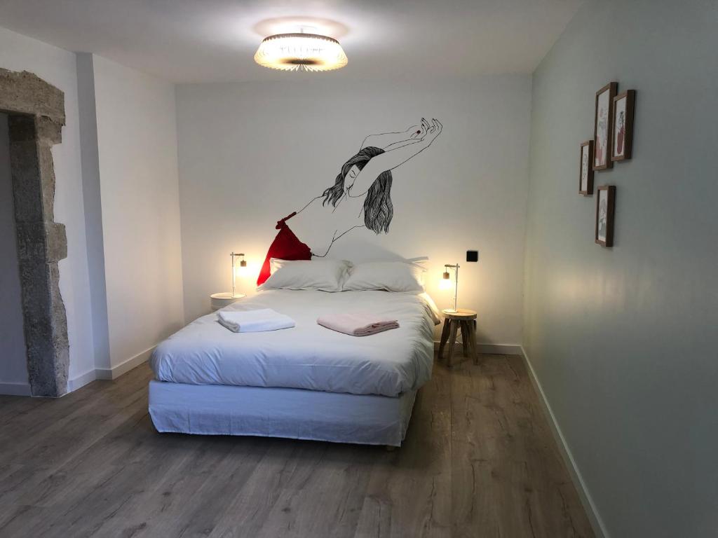 - une chambre avec un lit orné d'un dessin mural dans l'établissement Le 270, à Grane
