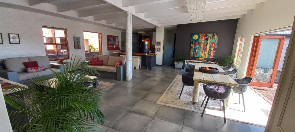 un soggiorno aperto con tavolo e sedie di 20 On Somerset a Swellendam