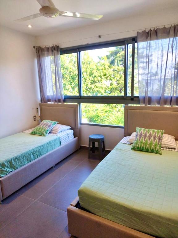 Postel nebo postele na pokoji v ubytování Modern Villa 1 min from Beach