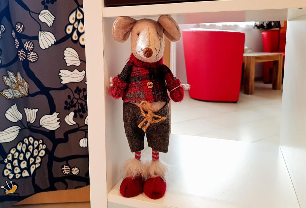 a stuffed cow toy sitting on a shelf at Ferienwohnung Hameln Jasmin in Hameln
