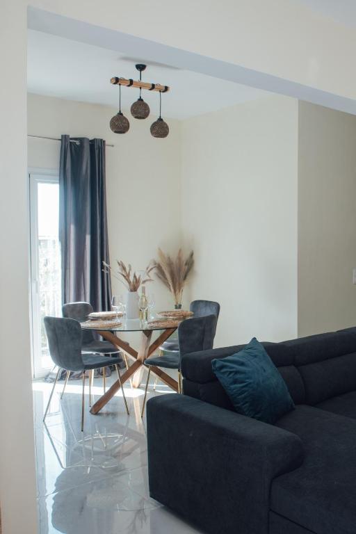 salon z kanapą i stołem w obiekcie Captain's Apt w mieście Arillas