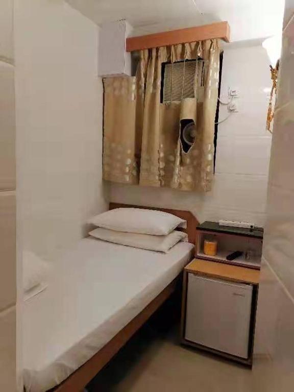 Rúm í herbergi á Jinnsti Guesthouse 景士迪宾馆